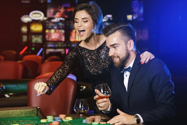 Kontrol permainan Caishen Wins dengan tombol spin dan pengaturan taruhan